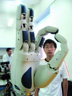 科技时代_组图：新一代机器人四指灵巧手在哈尔滨问世