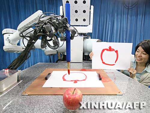 科技时代_日本最新绘画机器人能绘出苹果轮廓(组图)