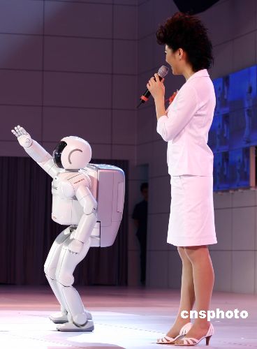 科技时代_图文：独立行走式机器人惊艳亮相广州车展