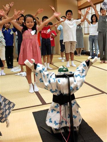 组图：日本机器人舞蹈家穿着和服表演舞蹈