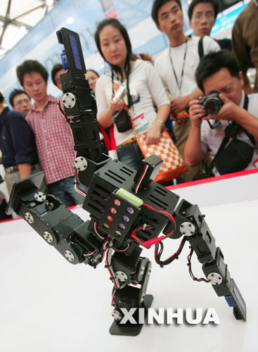 科技时代_会跳舞机器人亮相亚洲信息及通信技术展览会