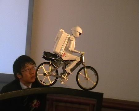 日本能骑车的机器人村田顽童亮相北京(组图)