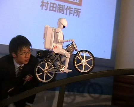 科技时代_日本能骑车的机器人村田顽童亮相北京(组图)