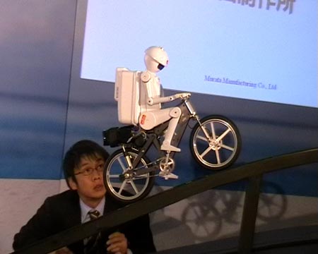 科技时代_日本能骑车的机器人村田顽童亮相北京(组图)