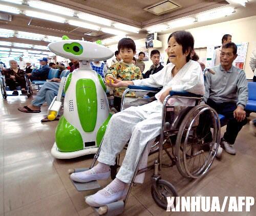 组图：日本医院首次引进机器人员工