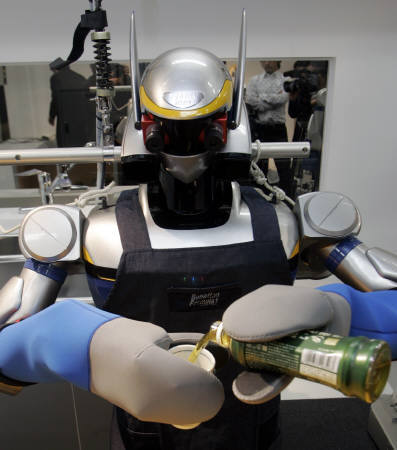 科技时代_日本展示奉茶机器人 能做家务事(图)