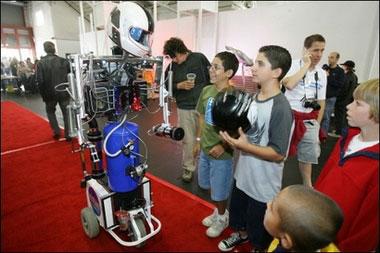 孩子们与机器人聊天