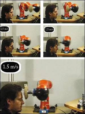 德国科学家哈达丁在用自己的前额进行机器人击打试验。