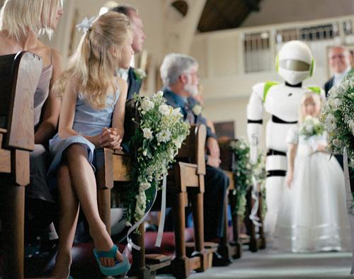 和机器人结婚：戴维·利维认为，人和机器人的结合将会是必然的。不过，很多人觉得，这种期望是愚蠢可笑的。
