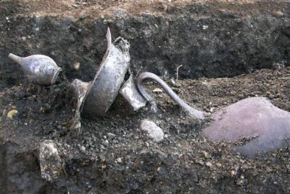 希腊出土容器发现人的遗骨