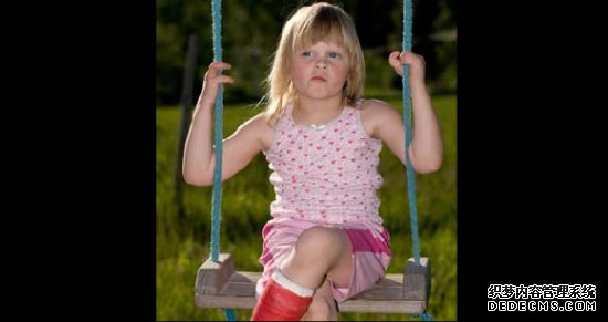 图片中的小姑娘名叫劳拉，来自于芬兰。《道兰氏医学词典》对肢体畸形的解释是天生肢体缺陷。据统计，每1000名新生儿中就有大约1人患有肢体畸形，症状包括缺肢、多肢或者畸形