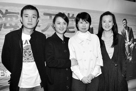 左起：文章、朱媛媛、导演薛晓路、咏梅呼吁关爱自闭症儿童。