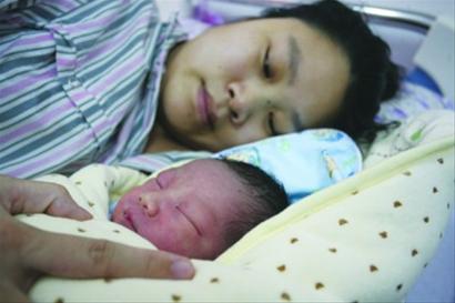 孙晓娇看到刚出生的孩子心里很是激动。首席记者李东摄