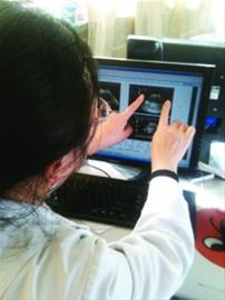 医生表示,巨大的瘤体只比孩子稍微轻一点儿。首席记者李东摄