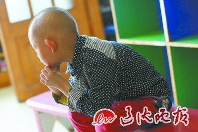 昨日,在沈阳市高坎街道,5岁的小航坐在幼儿园里,懂事的他已经意识到自己和小伙伴的不同。