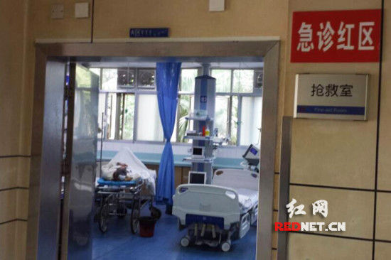 武汉男子赵伟(化名)躺在长沙市中心医院急诊抢救室里
