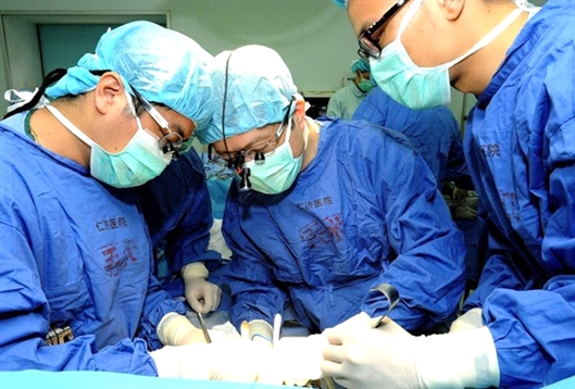 上海完成全球首例供体“镜面人”活体肝移植术