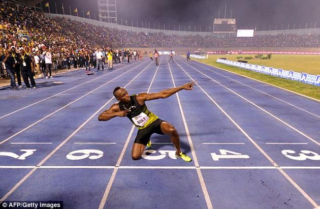 专家称现今的许多体育记录或将永无打破之日。图为博尔特在今年6月10日完成在牙买加金斯顿举办的跑者大奖赛最后一战后庆祝的场景。