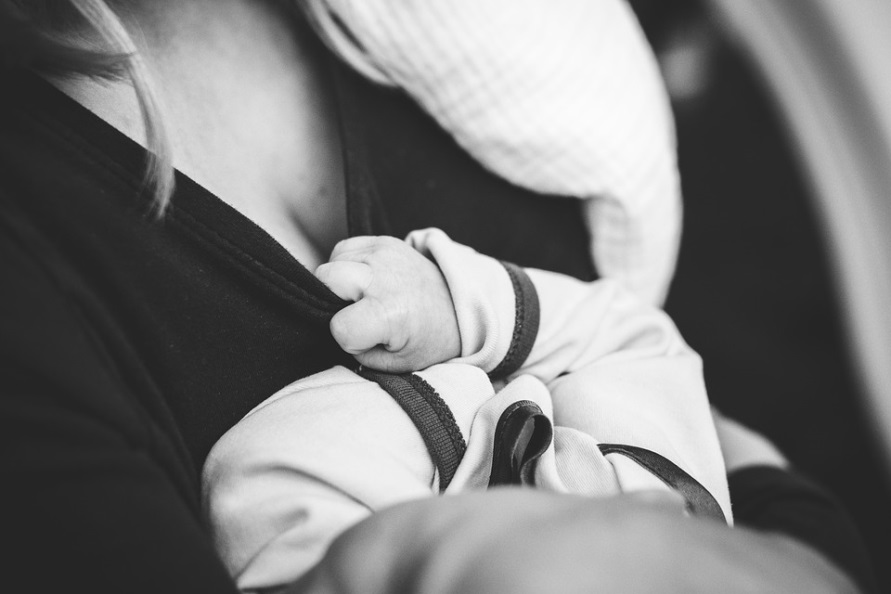 母乳喂养竟影响“孩子基因“？Nature子刊放出重要证据！