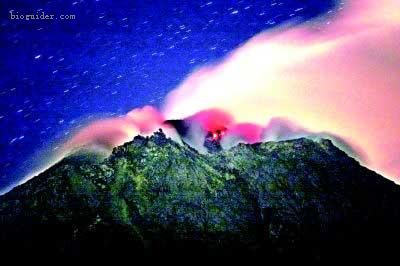 印尼男子监控最危险火山随时将被岩浆吞噬
