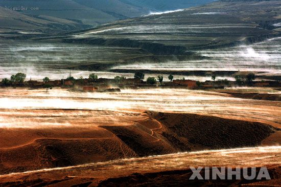 科技时代_宁夏出现地腾奇观 如轻纱笼罩大地(组图)
