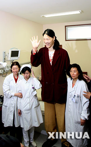 科技时代_2.36米女巨人抵沪医治 较姚明还高一头(图)