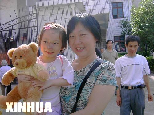 江西分宜鼻瘤孤儿在美手术后漂亮回国(组图)