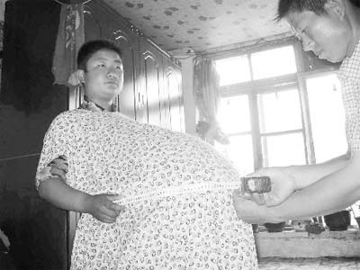 超级孕妇至少怀了5胞胎 “腰围”1．75米（图）