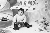一岁女童患怪病吃激素 催成胖墩手腕比成人粗