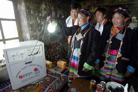 海拔最高自然村落用上太阳能供电设备(组图)