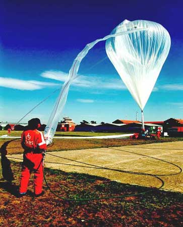 科技时代_法国男子下月从太空边缘跳伞 将破四项纪录