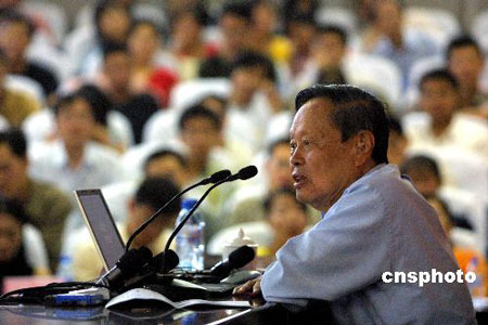 科技时代_杨振宁解答学生奇特问题：穿梭时光不可能