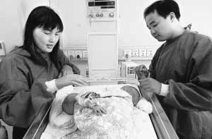 科技时代_世界最复杂连体女婴在上海分身成功（组图）