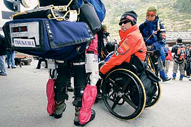 科技时代_机器人服装帮助日本瘫痪病人登上欧洲最高峰