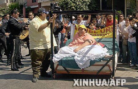 起重机助墨西哥半吨重巨胖首次走出家门(图)
