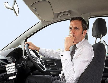 心理学家揭示男性为何喜欢单手驾车(图)