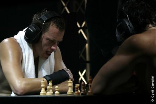 凝神思考棋盘上的克敌良招