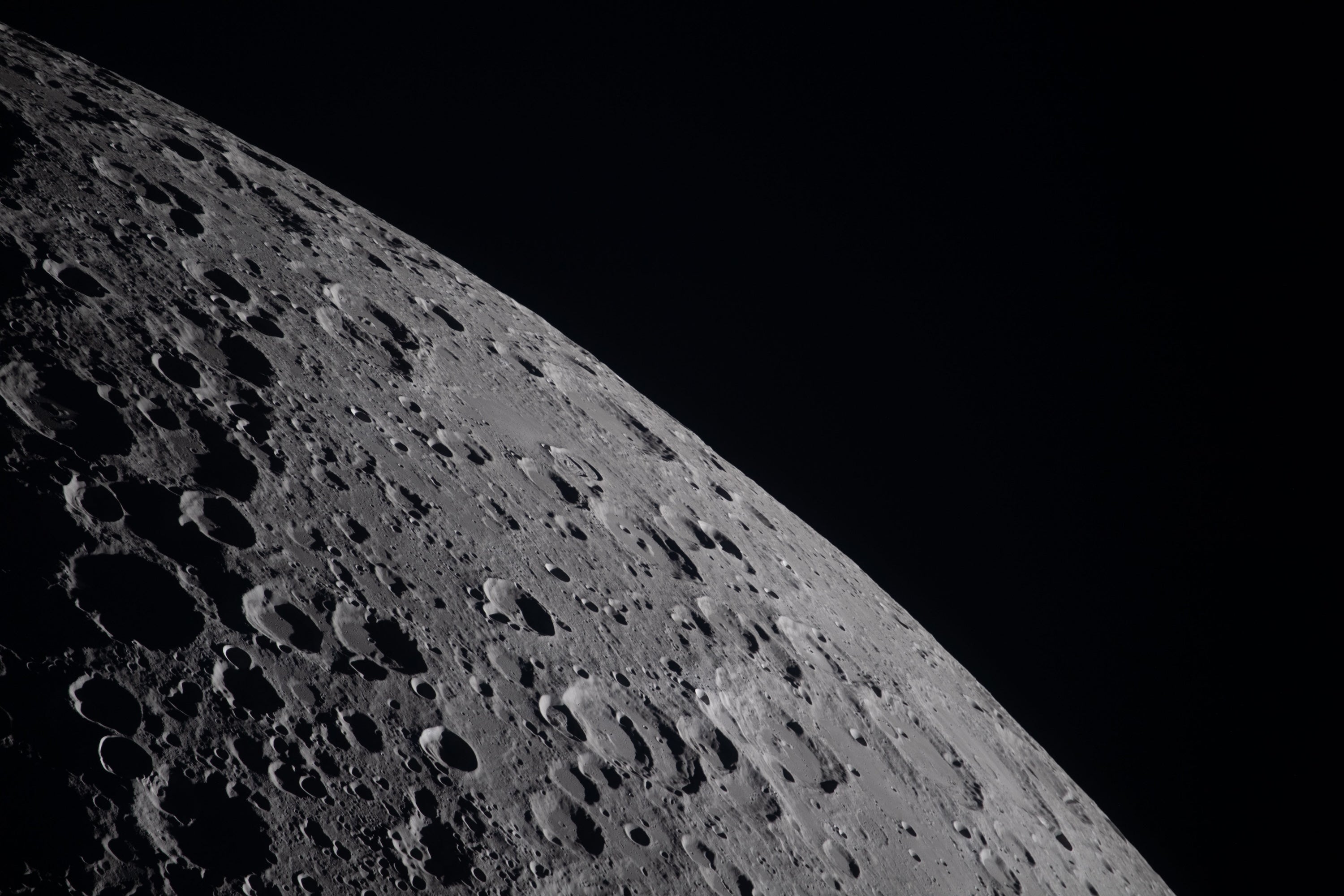 NASA发布阿耳忒弥斯II任务万张月球照片，揭示科学奥秘