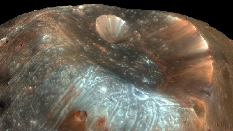 火星最大卫星“福玻斯”身世之谜:巨型撞击坑暗示其内部结构