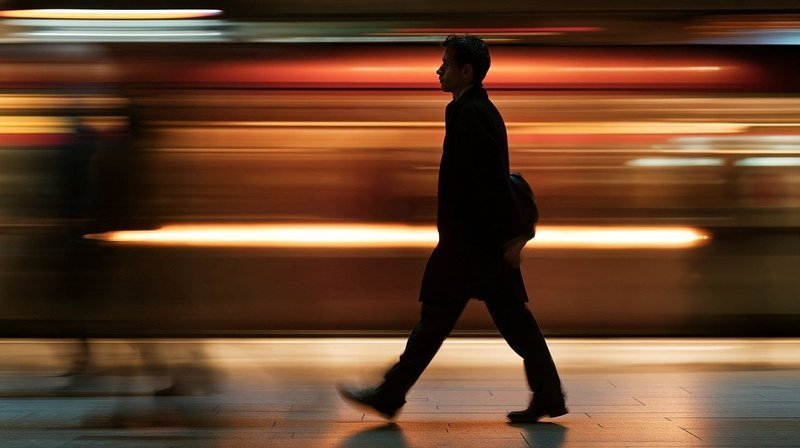 步速校准视觉:人眼对后退运动的“超敏感”或为防跌倒预警