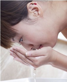 白领女性正确洗脸
