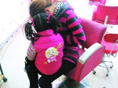 3岁女孩患自闭症 每天须摸爸爸耳朵入睡