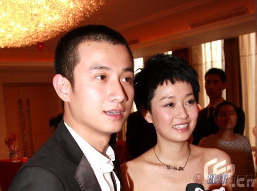 文章夫妇艰难游说 为自闭症儿童募捐