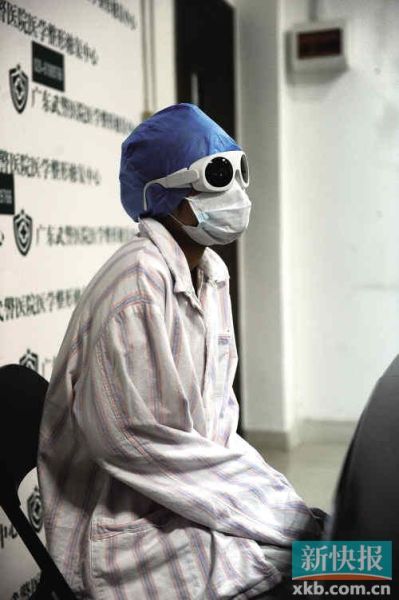 ■小美见媒体时把自己遮掩得严严实实。新快报记者陈海生/摄