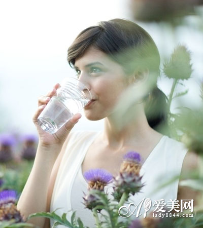  1天的喝水时间表 这样喝水排毒又养颜 