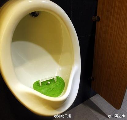 商场男厕小便池里装球门 保洁员：好打扫(图)