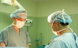 谷歌眼镜第一视角转播手术过程 革新临床教学模式