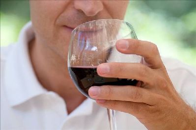喝点红酒能养颜 还能缓解骨质疏松