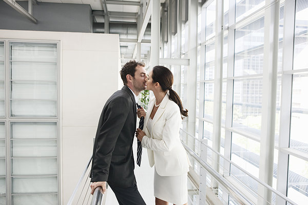 如何穿出性感？职业装会令女性有魅力