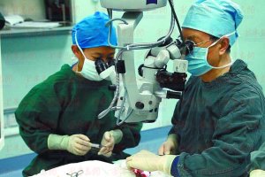 中国科学家成功完成全球首例生物工程角膜移植手术